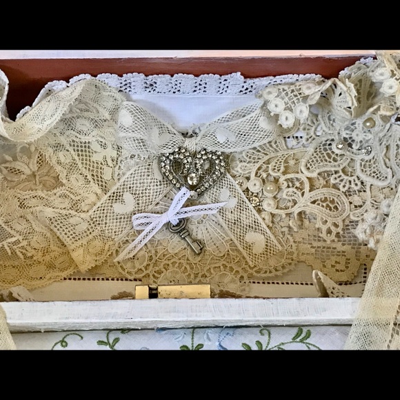 Vintage Lane Cedar Bride’s Hope Chest, Vintage Lace, Jewelry, Linens, Cameo NWT - Picture 12 of 14